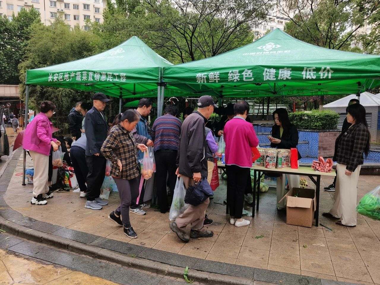 助农蔬菜进社区，暖心服务惠民生